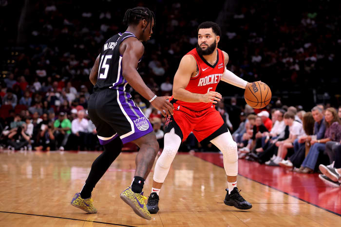 Rockets guard Fred VanVleet handles the ball against Sacramento Kings guard Davion Mitchell (15) during the second quarter at Toyota Center.